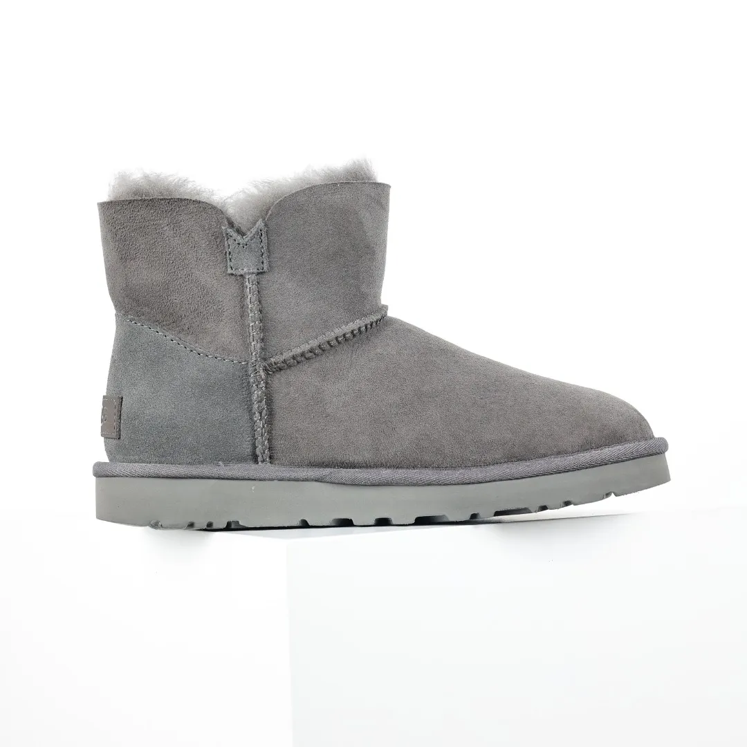 Pick up locally 💰540 The core recommendation is good price UGG basic Bailey twist style Xiaohongshu hot style Henan Longfeng leather production Sheepskin integrated top quality in the market 2-3 cm cashmere insole to keep warm in winter and a very suitable choice for home use UUG has launched a style series in the new year, which is partially geared towards the preferences of young consumers and has also moved to the forefront of fashion trends. Shoe body material Water-repellent coated suede upper 17mm UGGPURE™ implanted wool insole Lightweight non-slip comfortable rubber outsole With brand LOGO Trademark Comes with full packaging Size: 35 36 37 38 39 40